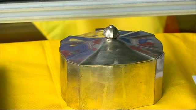 Caseta in care s-a aflat inima Reginei Maria, expusa pe nava militara cu acelasi nume. Ceremonia s-a desfasurat la Constanta