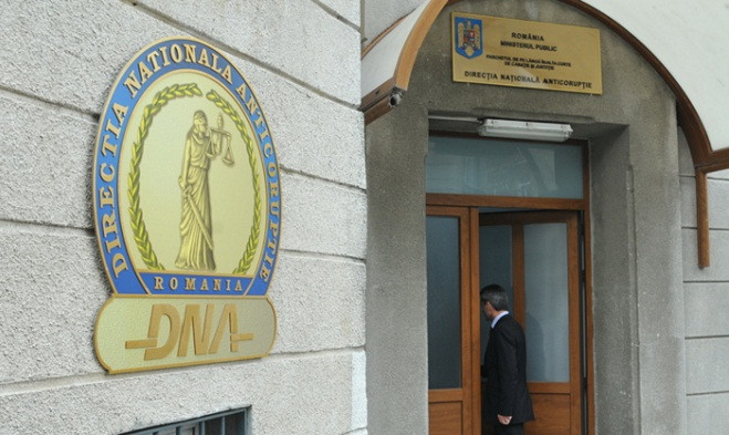 Doi angajati MAE, acuzati de abuz in serviciu si luare de mita. DNA a inceput urmarirea penala sub control judiciar