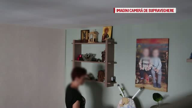 O bona din Barlad, filmata in timp ce ar fi furat bani din casa angajatorilor. Femeia sustine ca urma sa ii puna inapoi