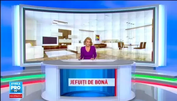 O bona din Barlad, filmata in timp ce ar fi furat bani din casa angajatorilor. Femeia sustine ca urma sa ii puna inapoi