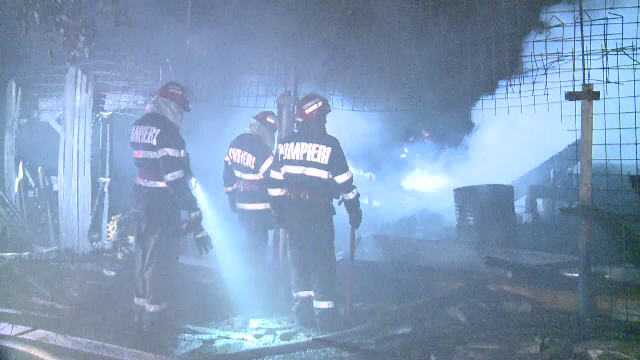 Incendiu violent la un atelier de tamplarie din Capitala. Pompierii au stins cu greu flacarile