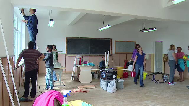 150 de elevi din Targu Mures nu mai au sali de clasa. Parintii s-au pus pe treaba, primaria s-a rezumat doar la multumiri