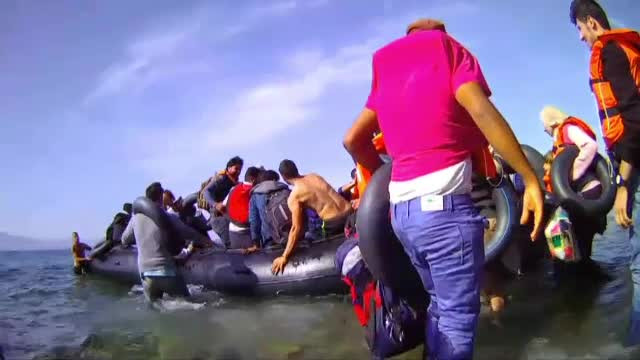 Reportaj printre refugiatii care-si risca vietile pe mare, ca sa ajunga in Occident. Cat de important e Facebook-ul pentru ei