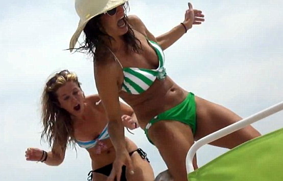 Doua prietene se distreaza pe o plaja, insa totul devine un cosmar din cauza unui peste mort. "Este un drac de mare!". VIDEO