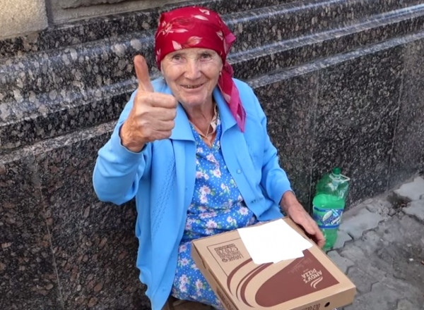Gest impresionant al unor tineri din Republica Moldova. Au impartit pizza oamenilor nevoiasi, pe strada. VIDEO