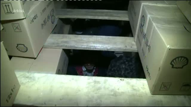 Retea de traficanti de migranti, trimisa in judecata de DIICOT. Refugiatii erau numiti "cauciucuri" sau "telefoane"