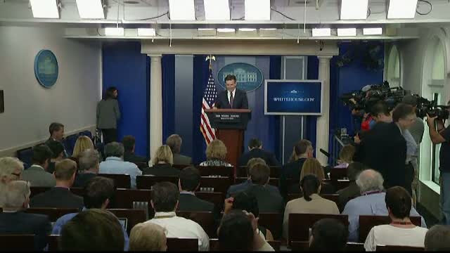 Purtatorul de cuvant al Casei Albe, ajutat de asistenta virtuala Siri. S-a "oferit" sa raspunda intrebarii unui jurnalist