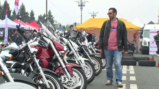 Spectacol pe 2 si 4 roti in Piata Constitutiei din Capitala. Surpriza evenimentului: doua creatii venite parca din Mad Max