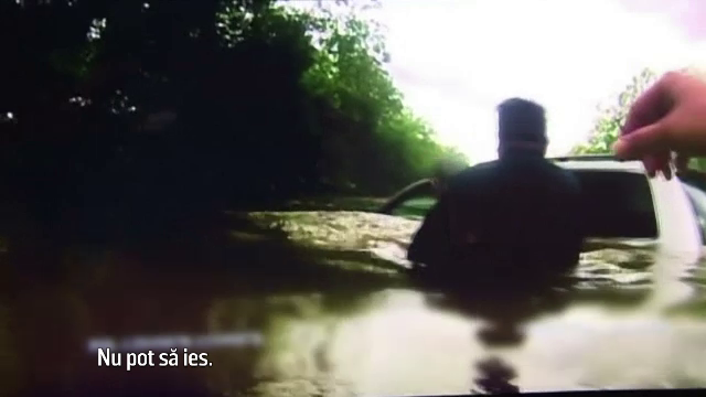 Un batran si nepotul sau, salvati din masina inundata de doi politisti, in Texas