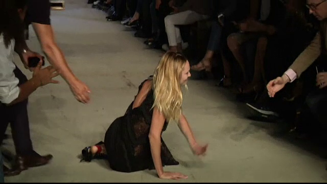 Un model a cazut in timpul prezentarii de moda a Casei Givenchy, la New York. Reactia celor din sala