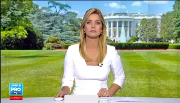 Purtatorul de cuvant al Casei Albe, ajutat de asistenta virtuala Siri. S-a oferit sa raspunda intrebarii unui jurnalist