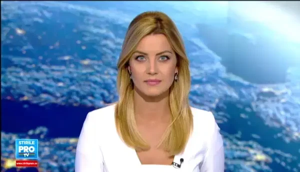 Un model a cazut in timpul prezentarii de moda a Casei Givenchy, la New York. Reactia celor din sala