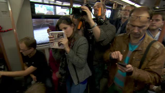 Cum a sarbatorit metroul din Bruxelles implinirea a 60 de ani de la inaugurare. Toti calatorii si-au scos mobilele sa filmeze