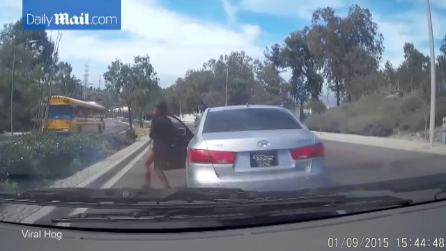 Imaginile bizare surprinse de un sofer din SUA. O soferita a coborat din mers si a lasat masina sa circule pe contrasens