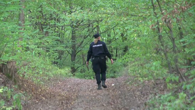 O fetita de 2 ani, cautata de peste 100 de localnici si politisti in padurile din Botosani. Cum au gasit-o la lasarea serii