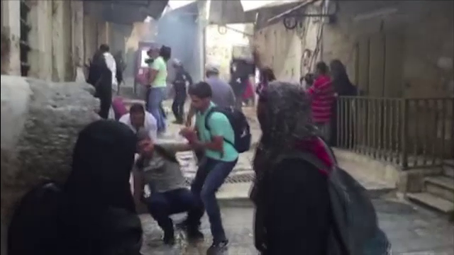 Violente la Ierusalim. Politistii israelieni, atacati cu pietre si artificii de mai multi tineri palestinieni