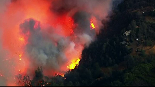 Stare de urgenta in California. Mii de locuitori au fost evacuati din fata incendiilor devastatoare care se extind rapid