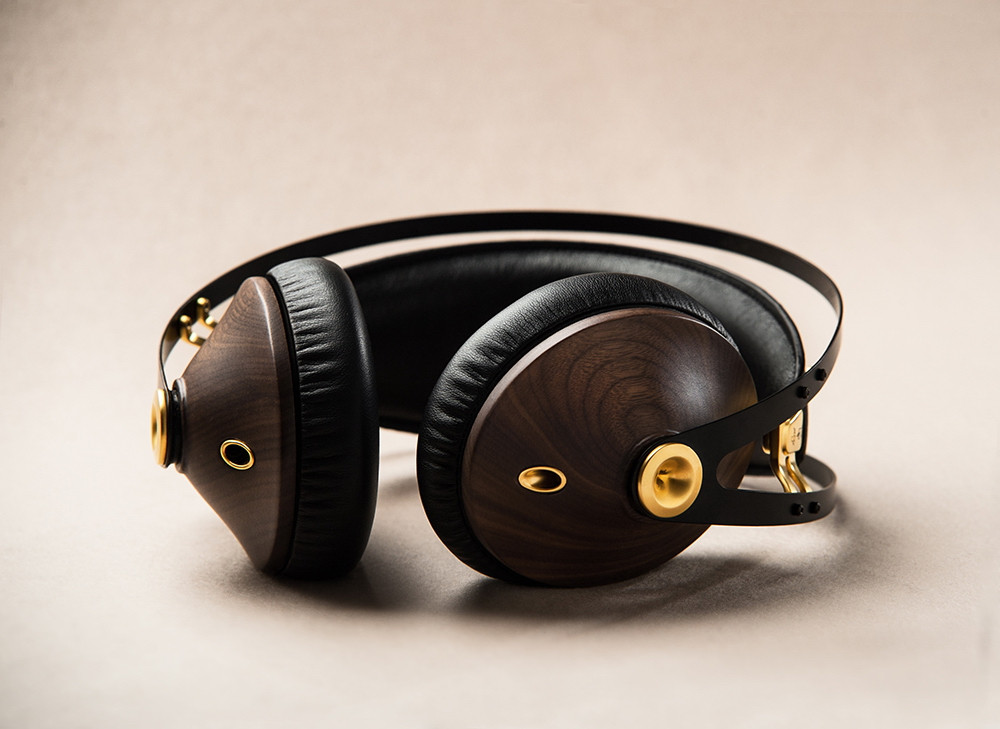 iLikeIT. O companie romaneasca a facut senzatie la IFA Berlin, cu castile audio din piele si metal. Cat costa "99 Classics"