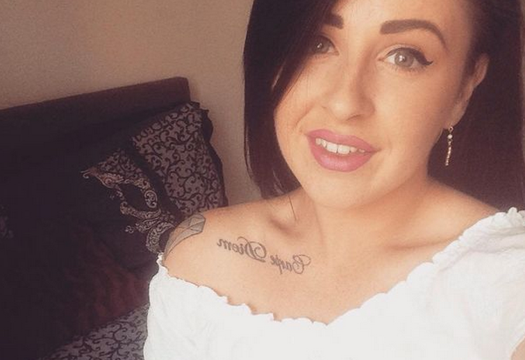 A observat un punct rosu pe picior, dar nu i-a dat importanta. A doua zi, tanara a fost la un pas de moarte