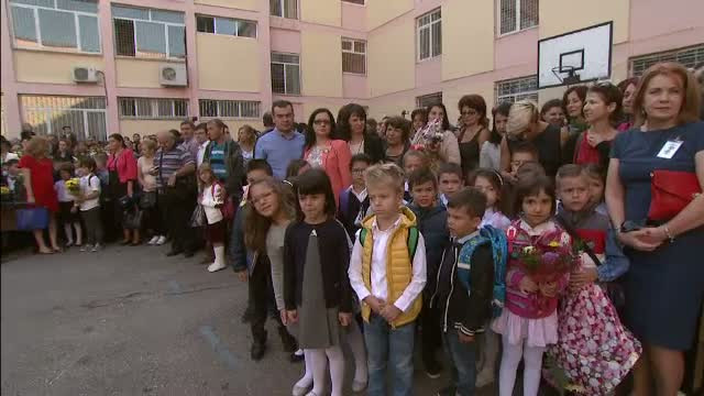 Prima zi de scoala: emotii pentru 3 milioane de elevi, care au spus "prezent" in toata tara. Mesajele lui Iohannis si Ponta