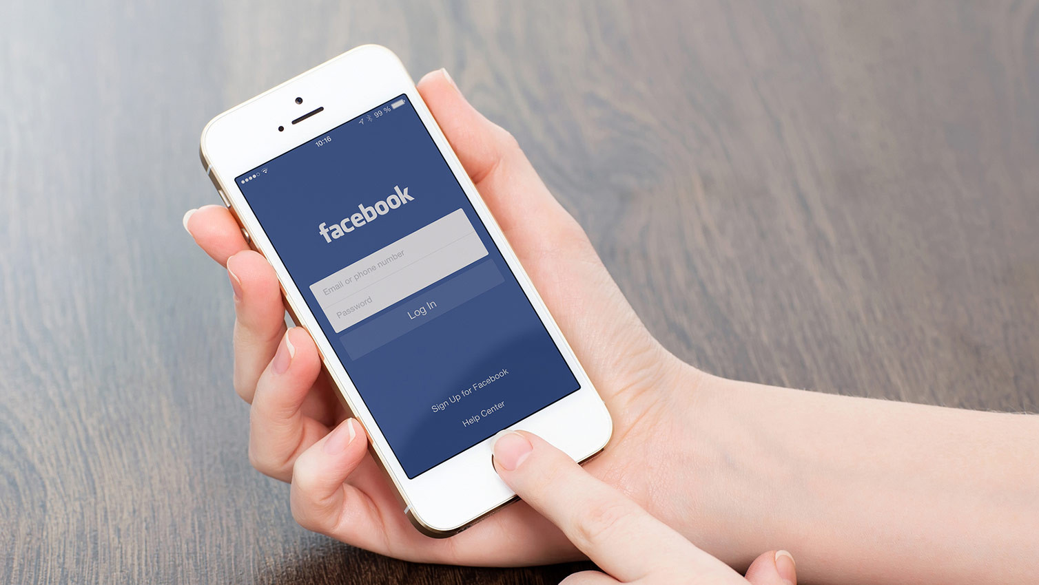 O britanica a fost condamnata la 5 ani de inchisoare dupa ce fiul ei a murit inecat. Ce facea ea cand copilul a cazut in lac