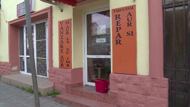 100 de grame de bijuterii din aur furate dintr-un magazin din Dambovita. Vanzatoarea rezolva integrame in timpul jafului