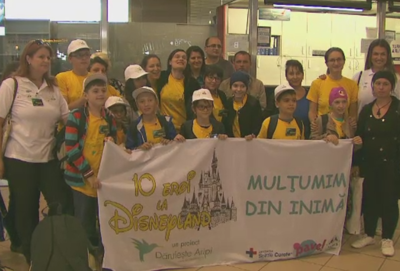 Aventura magica pentru 10 copii chinuiti de cancer. Dupa ani de terapie, au primit cadou o excursie la Disneyland Paris