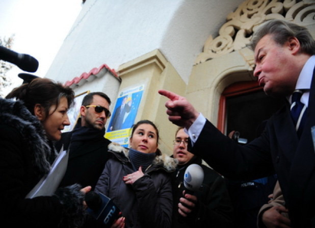 Scandalul evacuarii sediului PRM din 2011. Vadim Tudor, catre executorul judecatoresc: "Catea turbata". VIDEO