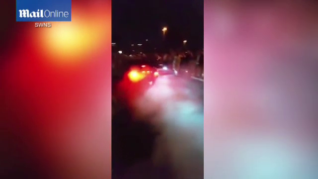 O cursa ilegala cu masini s-a terminat prost pentru spectatorii de pe margine. Soferul de 20 de ani risca inchisoarea