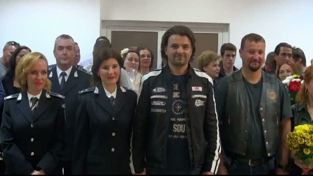 Isi iubeste atat de mult cariera de politista, incat o femeie din Galati a avut ca rochie de mireasa chiar uniforma de munca