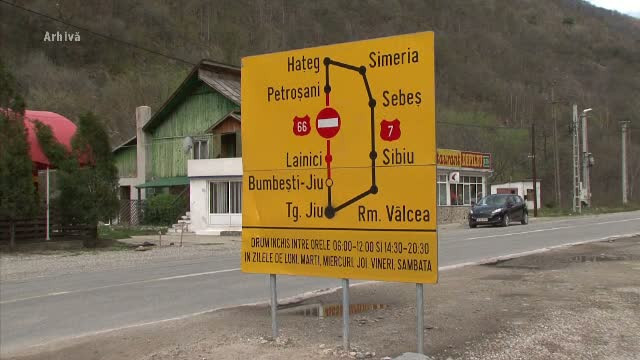 Covor persan, pus pe şosea în Defileul Jiului. Reacţia primarului: "Fiecare s-a adaptat"