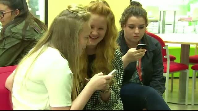 Anxietate si depresie, printre efectele nocive ale retelelor de socializare asupra adolescentilor. Ce recomanda medicii