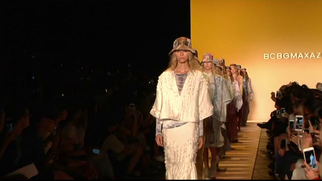 Fotomodelele cu dizabilitati au defilat pe catwalk la Saptamana Modei de la New York: "La inceput, toata lumea ma refuza"