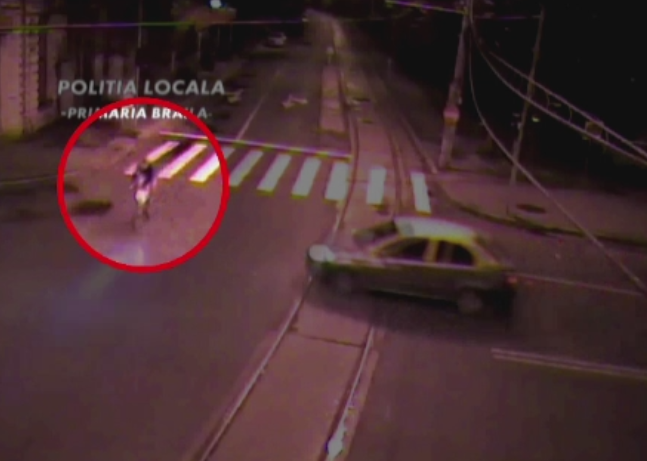 Accident grav, filmat de camere. Un biciclist a fost spulberat de un autoturism al carui sofer nu a acordat prioritate