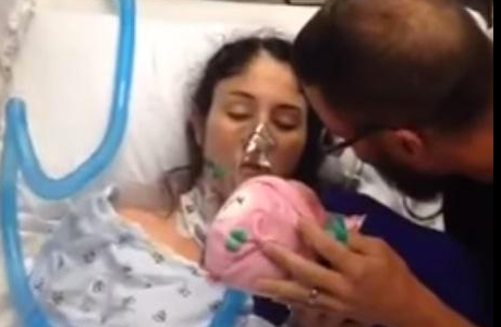 Momentul impresionant in care o mama se trezeste din coma atunci cand isi aude bebelusul plangand pentru prima data.VIDEO