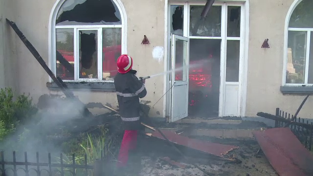 Gradinita din Arges distrusa complet intr-un incendiu. Cine se afla in interior cand au izbucnit flacarile