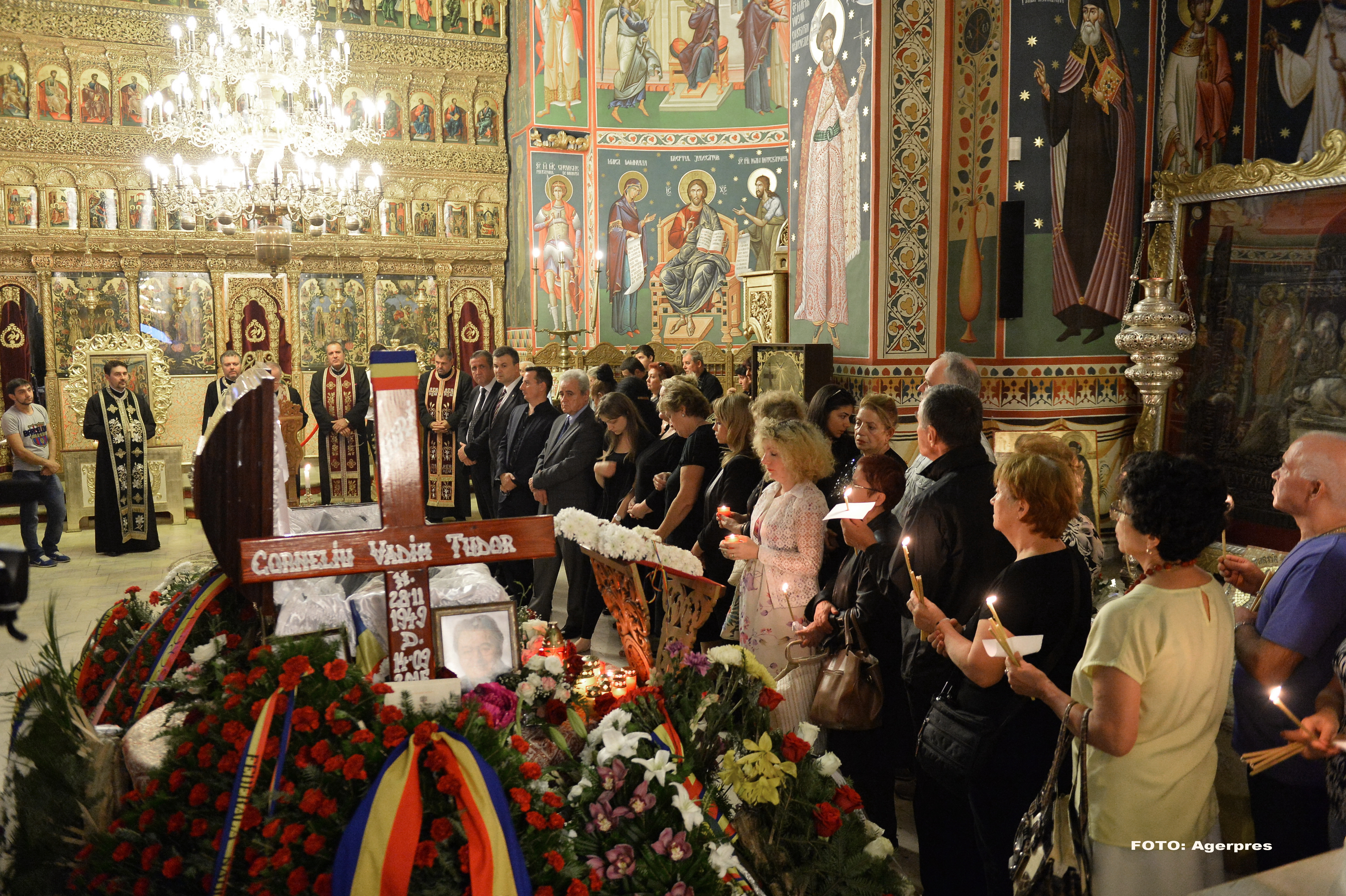 Pelerinaj la catafalcul lui Vadim Tudor. Mii de romani au venit la biserica, iar unii chiar si-au facut poze cu sicriul