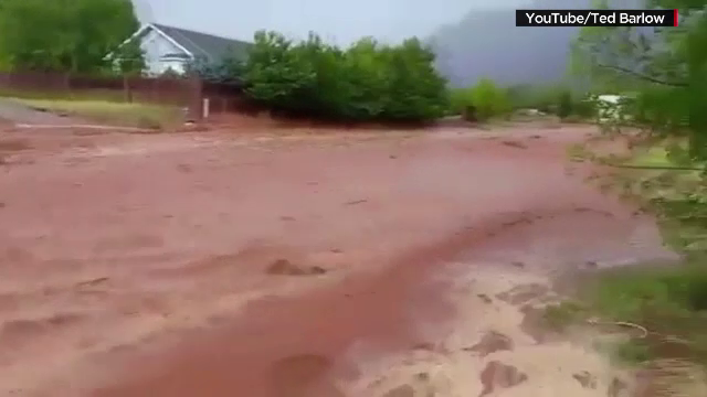 O viitura a maturat totul in cale intr-un oras din Utah. Sunt cel putin 8 morti si 5 disparuti, printre care si copii