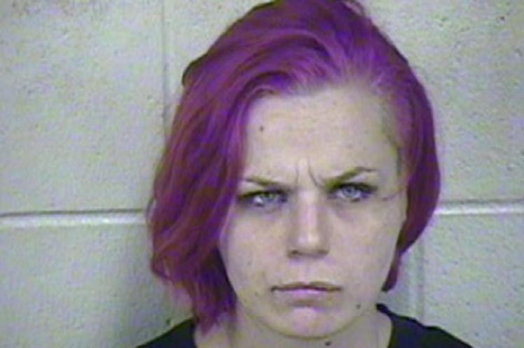 O tanara din SUA si-a tinut copiii intr-o cute de lemn, intr-o pestera din Kansas. Cum i-au gasit politistii pe micuti