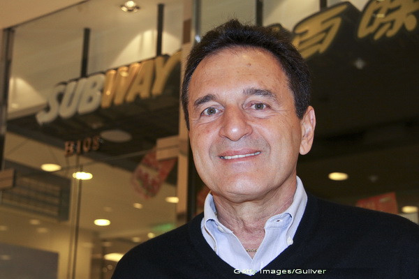 A murit fondatorul Subway. Povestea celui care a creat primul lant de fast-food din lume, iar la 17 ani isi deschidea afacere