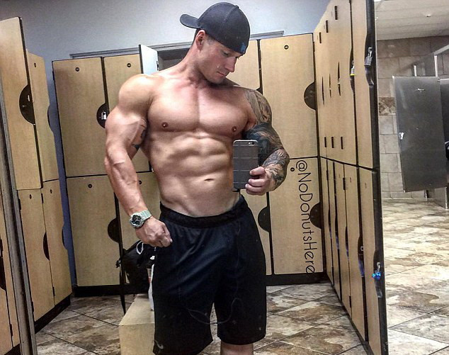 Politistul din New York indragostit de sala de forta. Pozele cu care a devenit un model pentru fanii de pe Internet