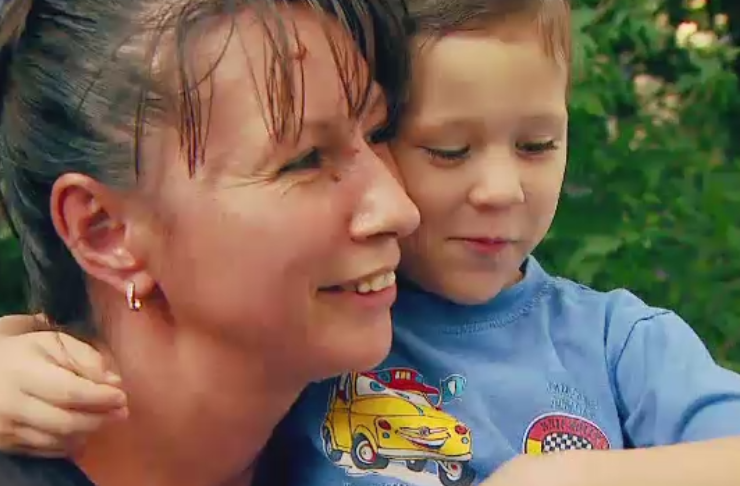 Procedurile pentru adoptiile interne si internationale, simplificate de Guvern. Ce indemnizatii vor primi parintii