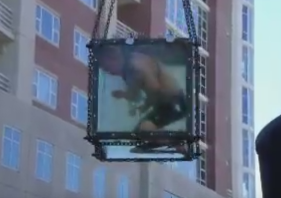 Un iluzionist a fost la un pas de moarte in timpul unui numar de magie, copiat dupa Houdini. Cum a fost scos barbatul. VIDEO