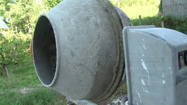 Un muncitor de 31 de ani a murit electrocutat, in timp ce incerca sa mute o betoniera. Cum s-a intamplat tragedia