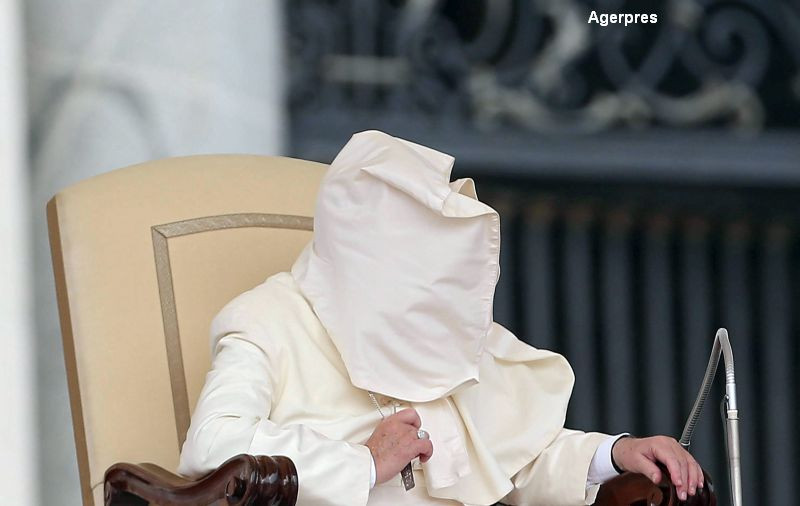 Incident amuzant in timpul unui discurs al Papei Francisc. O pala de vant i-a creat probleme Suveranului Pontif. FOTO