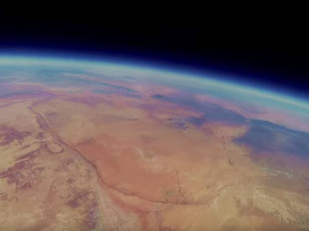 Au legat un GoPro de un balon stratosferic si l-au lansat in spatiu. Ce au vazut doi ani mai tarziu cand au gasit camera