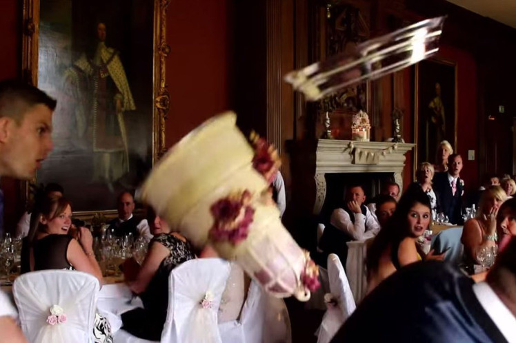 Reactia acestei mirese dupa ce chelnerii scapa tortul pe jos, la nunta. Clipul ajuns viral pe internet