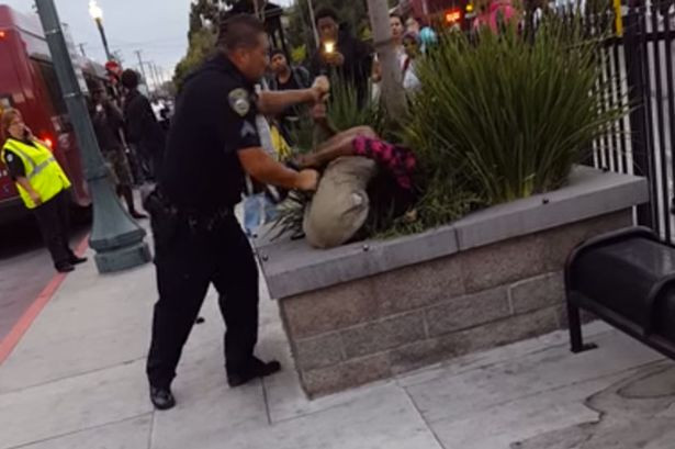 Scene incredibile in California. Noua politisti au arestat un tanar pentru ca a traversat neregulamentar strada. VIDEO