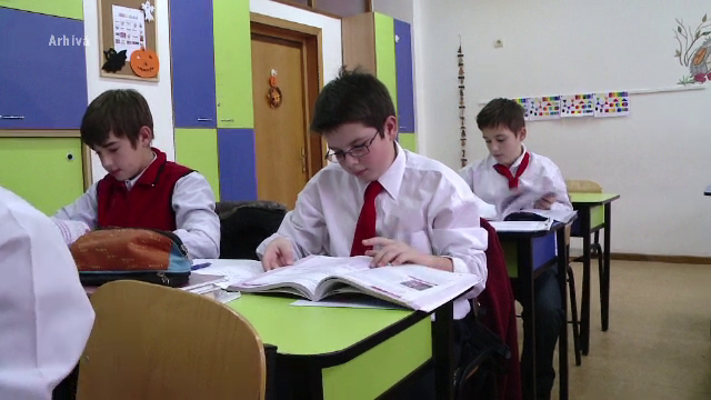 Manuale pline de greseli si invechite, la inceput de an scolar. Cat scot din buzunar parintii pentru toate cartile necesare