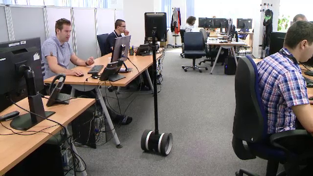 Robotul care se plimba printre angajati si face legatura directa cu clienti din alte tari. Cat costa si cum functioneaza